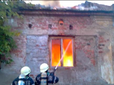 O casă din Oradea a luat foc de la un cablu electric defect (VIDEO)